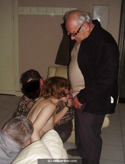 Femme offerte en gangbang a hommes matures